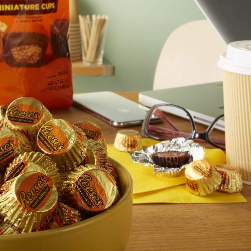  Reeses, Candy, Milk Chocolate Peanut Butter Cup Miniatures Party Bag, 35.6 oz