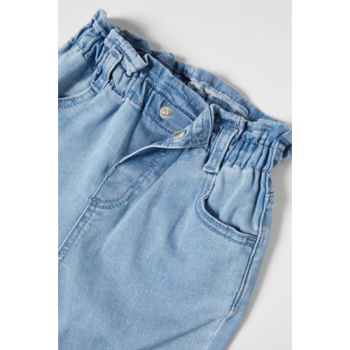 자라 Zara Jeans with elastic waistband and front snap button closure. Front and back pockets.